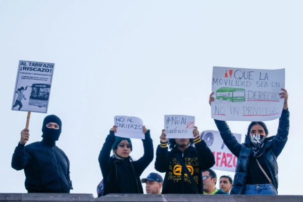 Ciudadano se manifestaron en la explanada de los Héroes de Monterrey en rechazo al incremento de las tarifas de transporte público.