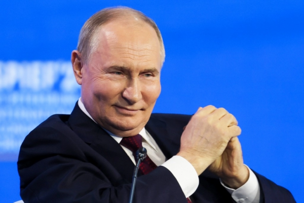 El presidente ruso, Vladimir Putin, asiste a una sesión plenaria del Foro Económico Internacional de San Petersburgo.