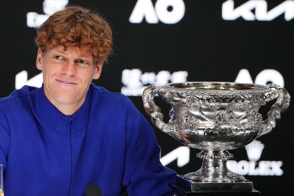 Jannik Sinner de Italia responde preguntas durante una conferencia de prensa después de derrotar a Alexander Zverev de Alemania en la final individual masculina del Abierto de Australia en Melbourne, Australia, el 27 de enero de 2025.