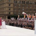 Ciudadanos llegan al Zócalo de la Ciudad de México para escuchar el informe de 100 días de Gobierno de la presidenta de México, Claudia Sheinbaum, el 12 de enero de 2025.