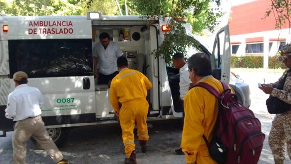 Los trabajadores fueron trasladados a un hospital en una ambulancia de Pemex para ser valorados médicamente.