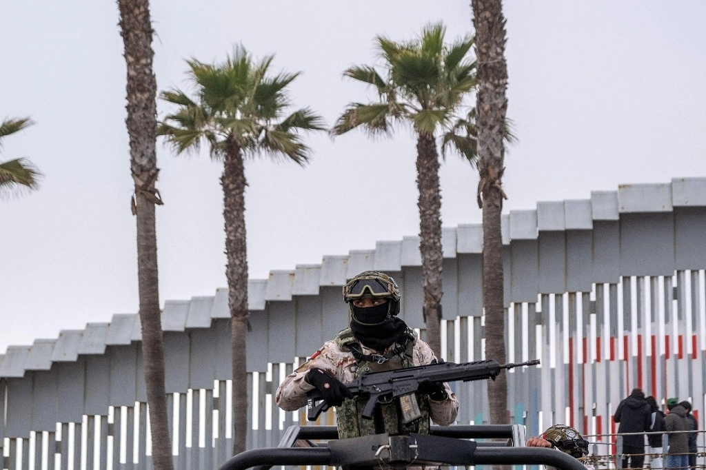 Un elemento del Ejército mexicano vigila en Playas de Tijuana, en Baja California.