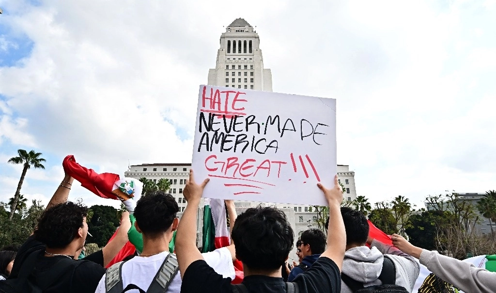 “El odio nunca hará grande a Estados Unidos”, se lee en la pancarta de un manifestante frente al Ayuntamiento de Los Ángeles.