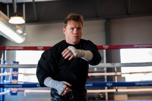 Canelo dejó vacante el cinturón que ahora posee el cubano, por lo que recuperarlo sería un preámbulo rumbo a la pelea de septiembre contra Terence Crawford en el Allegiant Stadium de Las Vegas.