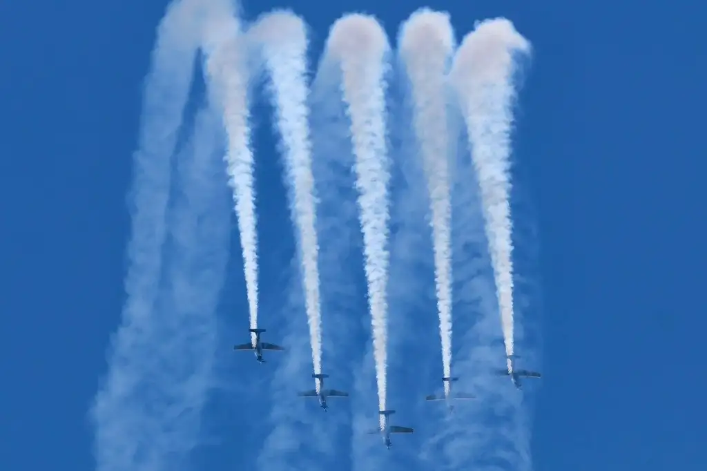 Maniobras aéreas en el Aeropuerto Internacional Felipe Carrillo Puerto durante la ceremonia por el 110 aniversario de la Fuerza Aérea Mexicana (FAM), en Tulum, Quintana Roo, el 10 de febrero de 2025.