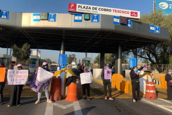 Los inconformes se apostaron la mañana de este lunes por tres horas en la caseta de cobro de la vía de cuota, en donde mostraron pancartas en las que se leía: “No fue homicidio, fue feminicidio. Justicia para Mimi” y “Noemi ahora somos tu voz que fue apagada”.