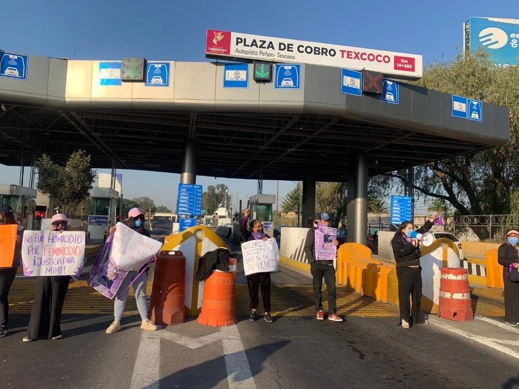 Los inconformes se apostaron la mañana de este lunes por tres horas en la caseta de cobro de la vía de cuota, en donde mostraron pancartas en las que se leía: “No fue homicidio, fue feminicidio. Justicia para Mimi” y “Noemi ahora somos tu voz que fue apagada”.