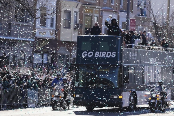 Sobre uno de los autobuses al aire libre con el que dio comienzo el desfile de la victoria, el mariscal de campo y MVP del Supertazón, Jalen Hurts, junto con el propietario de la franquicia, Jeffrey Lurie, se turnaron para levantar el trofeo Vince Lombardi, el 14 de febrero de 2025.