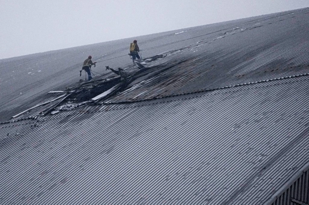 Un dron armado con una cabeza explosiva impactó ayer la cubierta exterior protectora de la planta nuclear de Chernobil en Ucrania, abrió un agujero en la estructura y provocó un breve incendio, en un ataque que Kiev atribuyó a Rusia. El Kremlin negó ser responsable y lo achaca a que es un plan para que Volodymir Zelensky obtenga "más dinero y armas de Occidente".