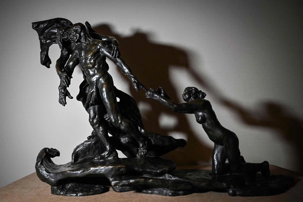 Una versión de la escultura de L'Âge mur (La edad madura) de Camille Claudel, hallada por casualidad en un apartamento parisino abandonado, fue subastada este domingo en Orleáns, Francia, por 3,1 millones de euros (3,2 millones de dólares).