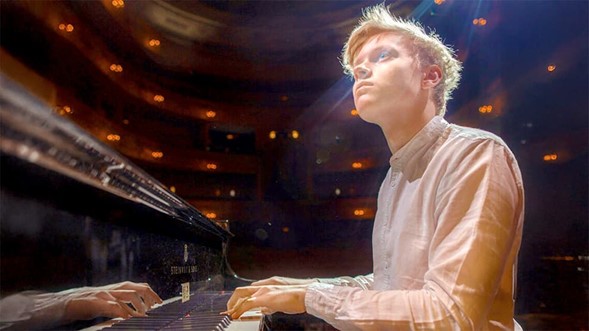 En cada concierto el pianista ruso Alexander Malofeev (Moscú, 2001) busca crear un espacio personal e íntimo para invitar allí al público no sólo para que se olvide de los problemas de su vida diaria, sino para ayudar al propio músico a realizar sus sueños.