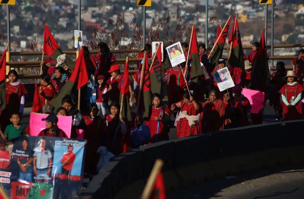 Más de 10 mil integrantes del Movimiento Unificador de Lucha Triqui (MULT) marcharon ayer por las principales calles de la ciudad de Oaxaca, luego de manifestarse a pie el sábado en la región de la Mixteca y llegar a la capital en las primeras horas del domingo. Exigieron incrementar la vigilancia y justicia por sus 17 militantes asesinados en lo que va de esta administración estatal. Tras una reunión en el palacio de gobierno, decidieron no instalarse en plantón.