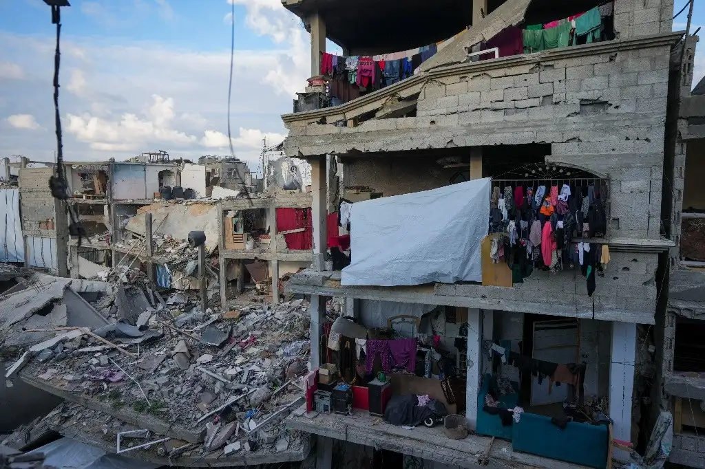 Palestinos vuelven a edificios destruidos por Israel en Jabaliya.