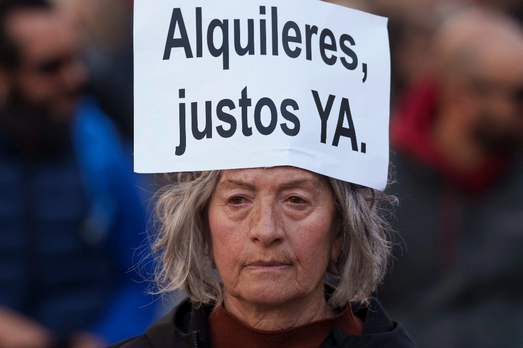 Marchan en Madrid, España, en exigencia por viviendas dignas y asequibles ante el aumento de los alquileres.