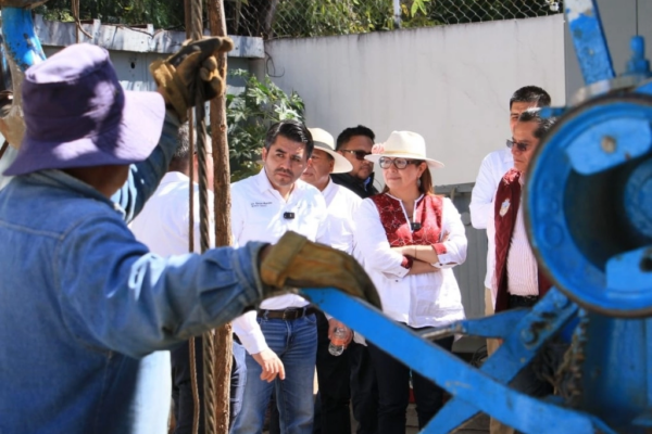 Durante el recorrido, la presidenta municipal de Ecatepec agradeció la presencia del titular de Conagua para supervisar los trabajos de restablecimiento de los 24 pozos que se van a intervenir con el plan integral que anunció la presidenta, Claudia Sheinbaum, para aumentar el caudal y mejorar la distribución del agua por la red en Ecatepec.