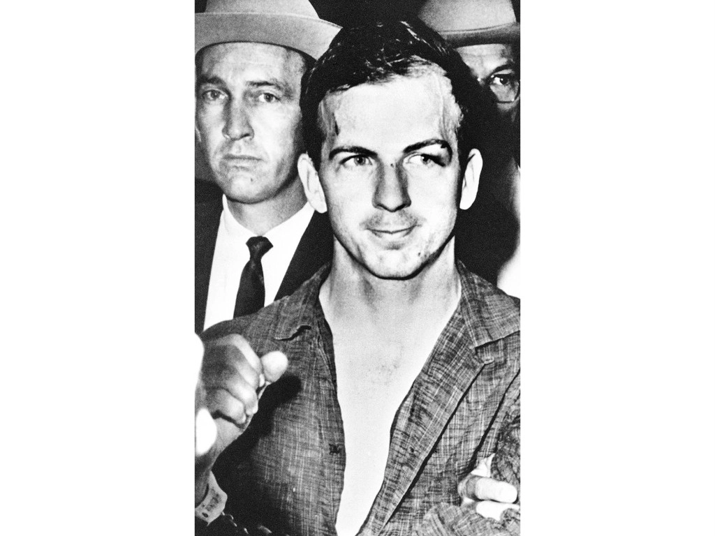 Lee Harvey Oswald, asesino de John F. Kennedy, en imagen de noviembre de 1963, escoltado por policías de Dallas.