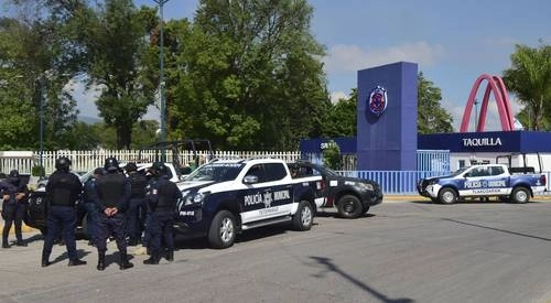 Policías afuera de la Cooperativa Cruz Azul.