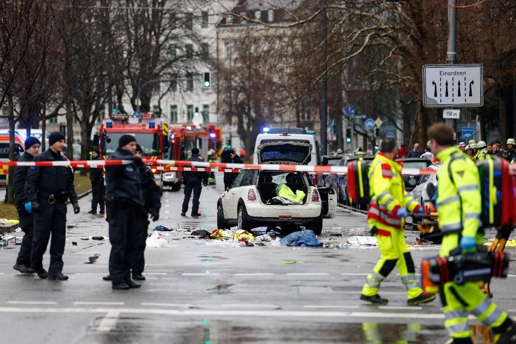 El sospechoso, a bordo de un Mini Cooper, embistió a un grupo de personas que se manifestaban, el 13 de febrero de 2025.