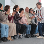 La presidenta Claudia Sheinbaum se reunió ayer con la gobernadora del estado de México, Delfina Gómez (a su derecha), y con algunos ediles del oriente de la entidad, entre ellos la alcaldesa de los Reyes La Paz, Martha Guerrero (de pie), durante el arranque de una gira de la jefa del Ejecutivo federal por la región.