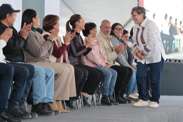 La presidenta Claudia Sheinbaum se reunió ayer con la gobernadora del estado de México, Delfina Gómez (a su derecha), y con algunos ediles del oriente de la entidad, entre ellos la alcaldesa de los Reyes La Paz, Martha Guerrero (de pie), durante el arranque de una gira de la jefa del Ejecutivo federal por la región.