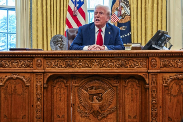 El presidente de Estados Unidos, Donald Trump, habla con la prensa antes de firmar una orden ejecutiva en la Oficina Oval de la Casa Blanca en Washington, DC.