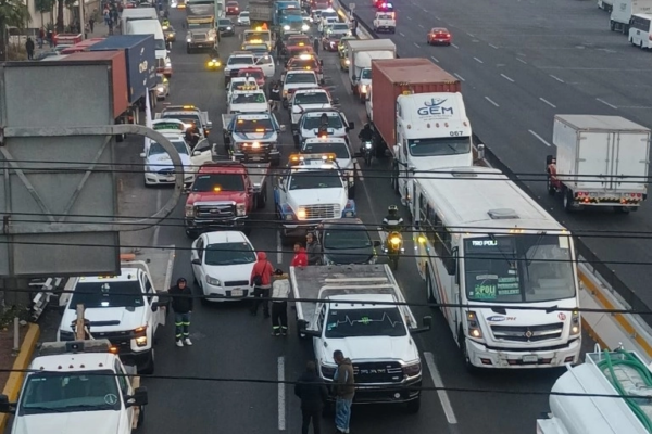 A las 9 de la mañana, el contingente comenzó a avanzar en caravana hacia el Zócalo de la Ciudad de México. En tanto, a la protesta se han sumado taxistas y bicitaxis, y propietarios de peluquerías que el fin de semana llamaron al gremio a integrarse a la protesta.