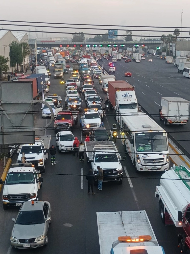 A las 9 de la mañana, el contingente comenzó a avanzar en caravana hacia el Zócalo de la Ciudad de México. En tanto, a la protesta se han sumado taxistas y bicitaxis, y propietarios de peluquerías que el fin de semana llamaron al gremio a integrarse a la protesta.