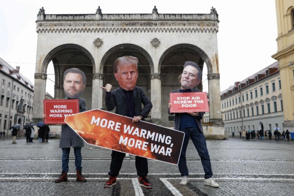 Protesta contra el cambio climático y la suspensión de la Usaid, en la Plaza del Odeón de Múnich, donde se llevó a cabo la Conferencia de Seguridad que concluyó ayer en esta ciudad del sur de Alemania.