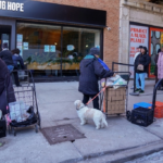 La gente espera en fila para recoger alimentos en la despensa de alimentos sin fines de lucro Nourishing Hope, que recibe fondos federales, en Chicago, el 29 de enero de 2025.