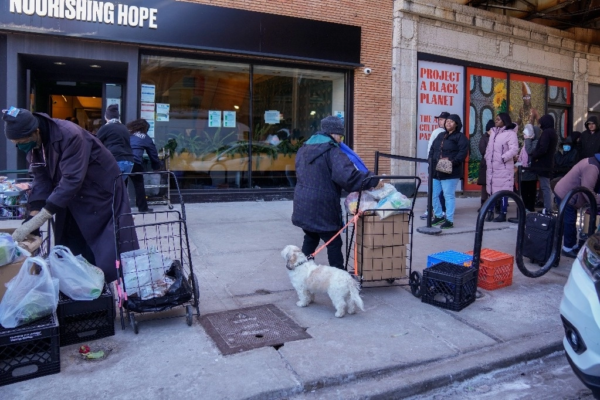 La gente espera en fila para recoger alimentos en la despensa de alimentos sin fines de lucro Nourishing Hope, que recibe fondos federales, en Chicago, el 29 de enero de 2025.