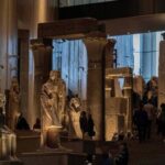 Cerca de las icónicas pirámides de Guiza, el Gran Museo Egipcio (GME) se prepara para una fastuosa apertura, con una enorme estatua de Ramsés II y más de 100 mil piezas, entre ellas los tesoros del faraón Tutankamón.