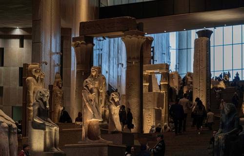 Cerca de las icónicas pirámides de Guiza, el Gran Museo Egipcio (GME) se prepara para una fastuosa apertura, con una enorme estatua de Ramsés II y más de 100 mil piezas, entre ellas los tesoros del faraón Tutankamón.