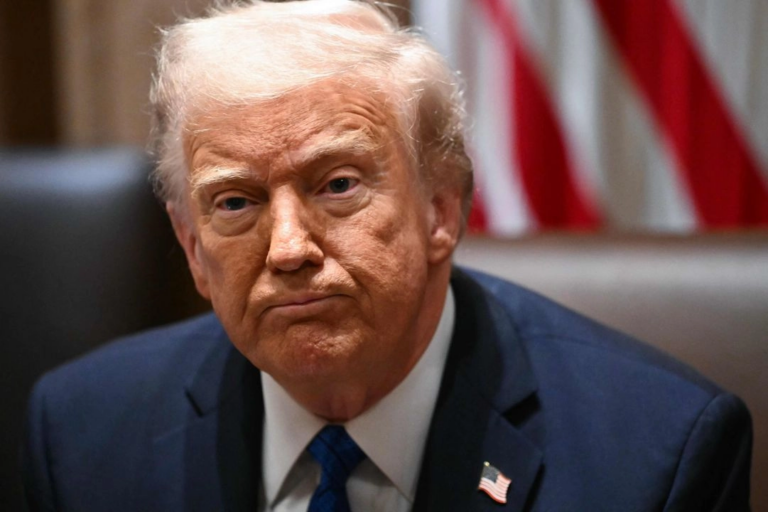 El presidente de Estados Unidos, Donald Trump, se reúne con embajadores estadounidenses en la Sala del Gabinete de la Casa Blanca en Washington, D.C.