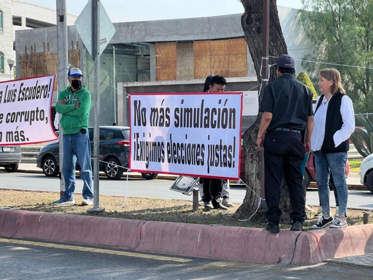 En el caso de Luis Miguel Escudero, la joven aseguró que le hacía comentarios misóginos, y sexistas como "el que me veía muy nalgona y despechugada".