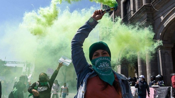 Algunas participantes llevaron pañuelos, pancartas y mantas con consignas que reflejan las demandas del movimiento.