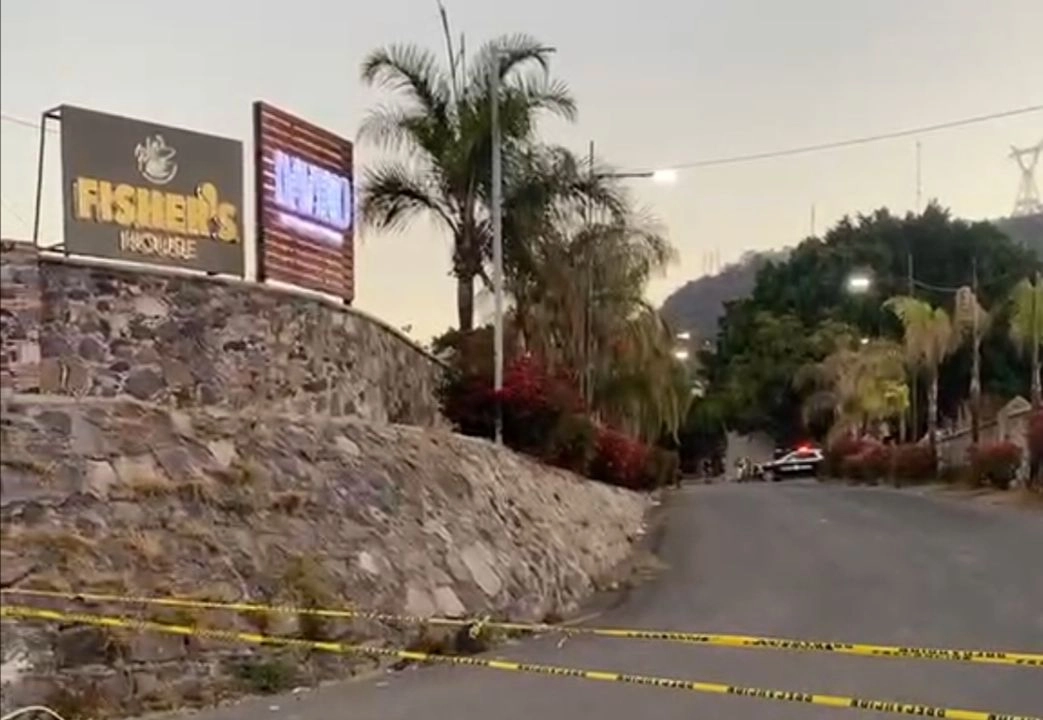 Tres personas muertas y una herida fue el resultado de un ataque armado ocurrido en el estacionamiento del bar Fisher´s House, en Querétaro, Querétaro.