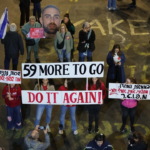 Los manifestantes levantan carteles durante una manifestación de familiares y parientes de israelíes tomados como rehenes por militantes palestinos en Gaza desde octubre de 2023, exigiendo acciones para su liberación, frente al Ministerio de Defensa israelí en Tel Aviv el 8 de marzo de 2025.