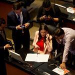 La Senadora Paloma Sánchez acompañada de sus asesores durante la sesión en el Senado de la República.