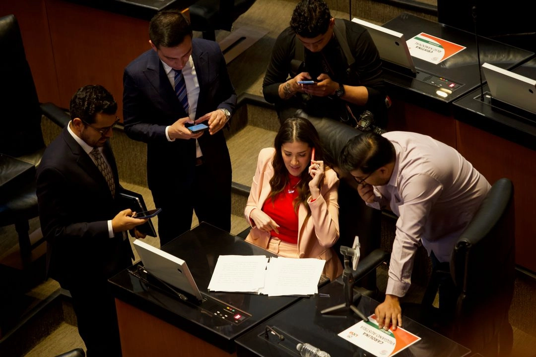 La Senadora Paloma Sánchez acompañada de sus asesores durante la sesión en el Senado de la República.