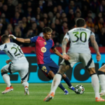 Lamine Yamal del Barcelona realiza un disparo durante el partido de vuelta de los octavos de final de la Liga de Campeones entre el FC Barcelona y el SL Benfica en el Estadio Olímpico Lluis Companys en Barcelona, España, el martes 11 de marzo de 2025.