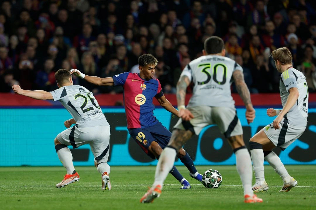 Lamine Yamal del Barcelona realiza un disparo durante el partido de vuelta de los octavos de final de la Liga de Campeones entre el FC Barcelona y el SL Benfica en el Estadio Olímpico Lluis Companys en Barcelona, España, el martes 11 de marzo de 2025.