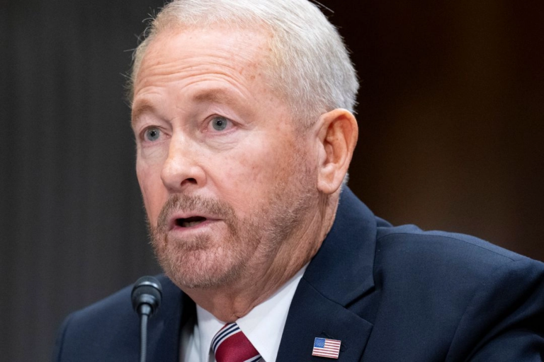 Ronald Johnson, próximo embajador de EU en México, durante una audiencia del Comité de Relaciones Exteriores del Senado, en Washington D.C., el 13 de marzo de 2025.