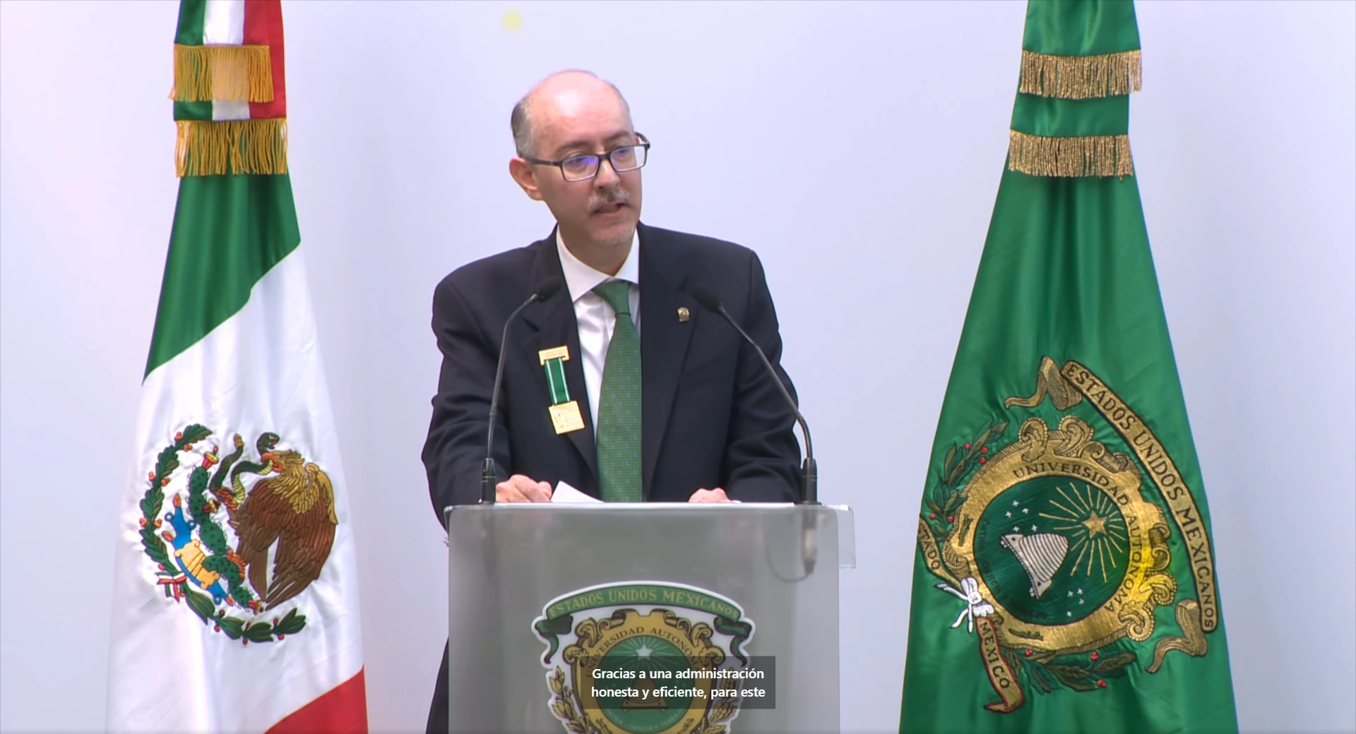 El rector de la UAEMex, Carlos Eduardo Barrera Díaz durante la rendición de su informe de actividades.