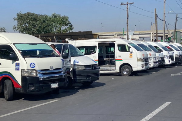 Desde temprana hora, los choferes de las combis de San Pedro Santa Clara y Transportes Urbanos y Suburbanos, se apostaron en diversas avenidas colocando sus unidades en los carriles laterales.