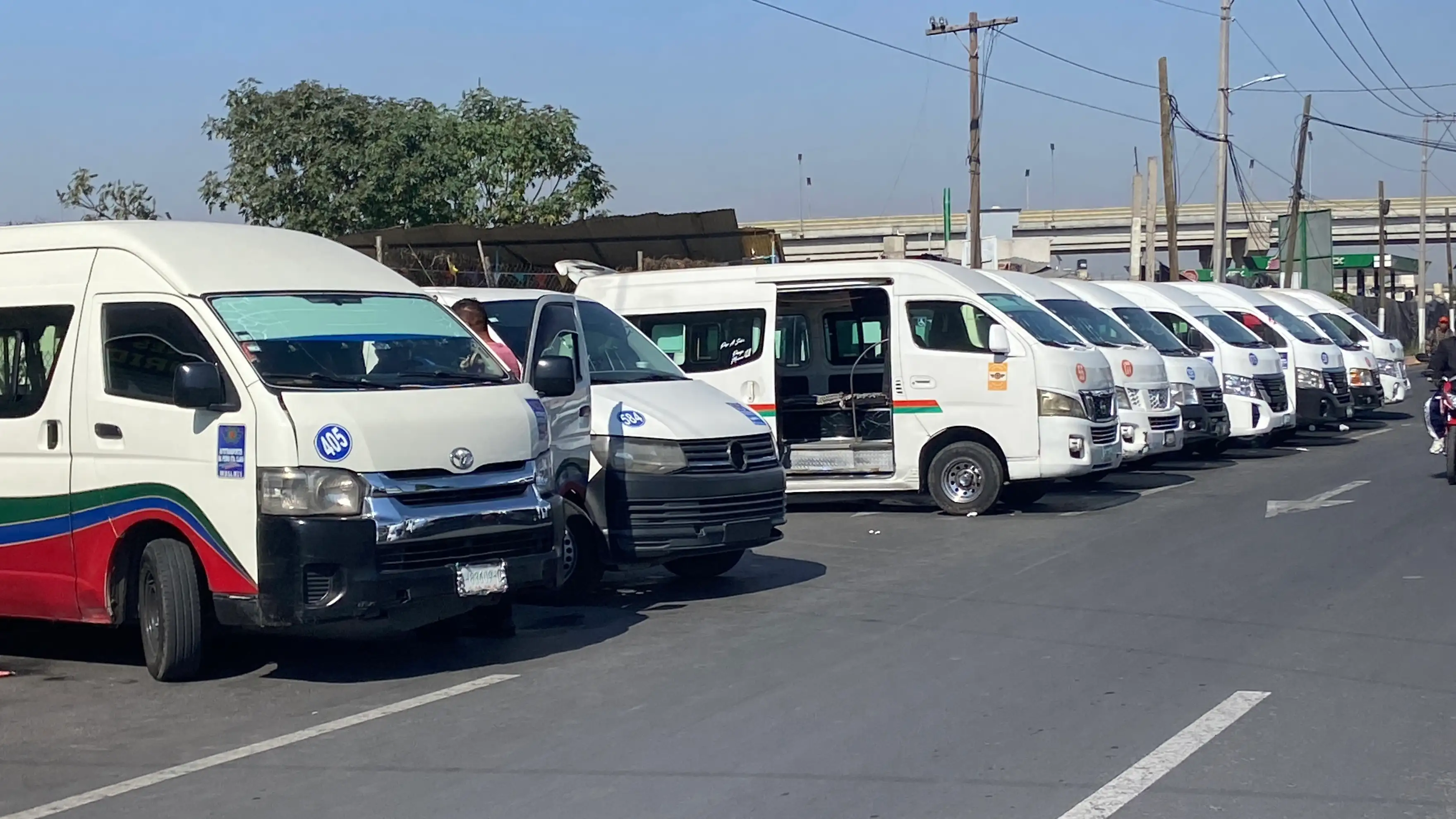 Desde temprana hora, los choferes de las combis de San Pedro Santa Clara y Transportes Urbanos y Suburbanos, se apostaron en diversas avenidas colocando sus unidades en los carriles laterales.