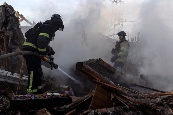 Bomberos apagan un incendio tras un ataque aéreo ruso en Kostiantynivka, región de Donetsk, Ucrania, el 7 de marzo de 2025.