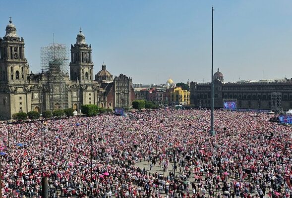 La presidenta de México, Claudia Sheinbaum, rindió una asamblea informativa en el Zócalo, en la Ciudad de México, el 9 de marzo de 2025.