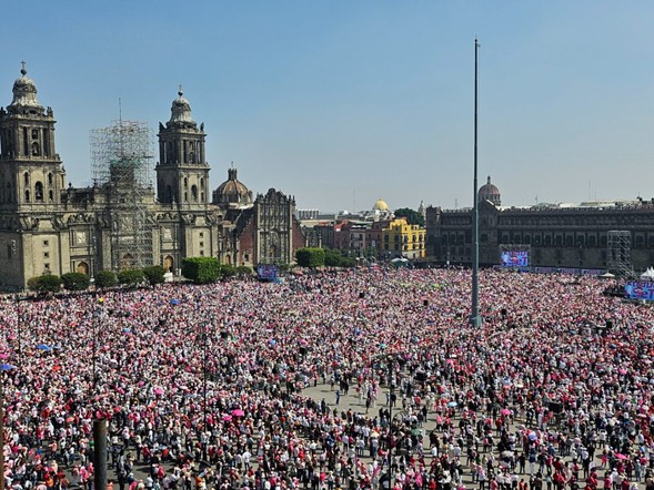 La presidenta de México, Claudia Sheinbaum, rindió una asamblea informativa en el Zócalo, en la Ciudad de México, el 9 de marzo de 2025.