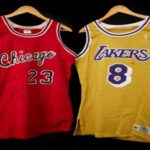 La casa Sotheby's podrá a la venta los jerseys con los que Air Jordan se presentó con Chicago Bulls en 1984, así como Black Mamba con Los Angeles Lakers en 1996; calcula la firma que tienen un valor total de unos 20 millones de dólares.