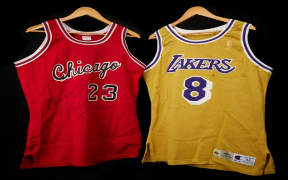 La casa Sotheby's podrá a la venta los jerseys con los que Air Jordan se presentó con Chicago Bulls en 1984, así como Black Mamba con Los Angeles Lakers en 1996; calcula la firma que tienen un valor total de unos 20 millones de dólares.